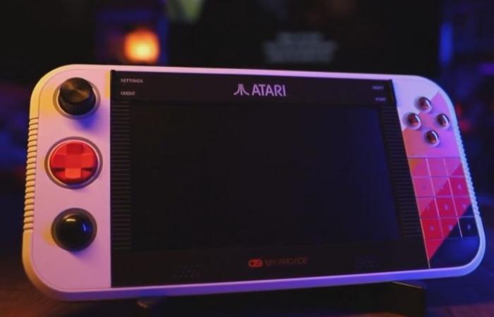 Atari presenta la sua nuova console portatile per giochi retrò al CES 2025