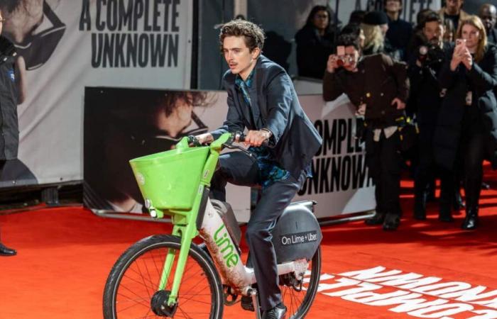 [À VOIR] Timothée Chalamet arriva in bicicletta sul red carpet del film “A Perfect Stranger”