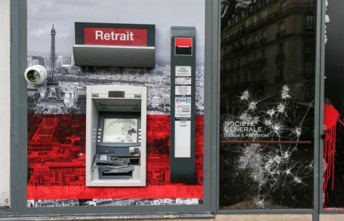 l’aumento delle spese bancarie fa infuriare i francesi