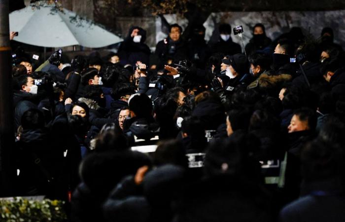 Corea del Sud | Nuovo faccia a faccia tra gli investigatori venuti ad arrestare Yoon e le sue guardie del corpo