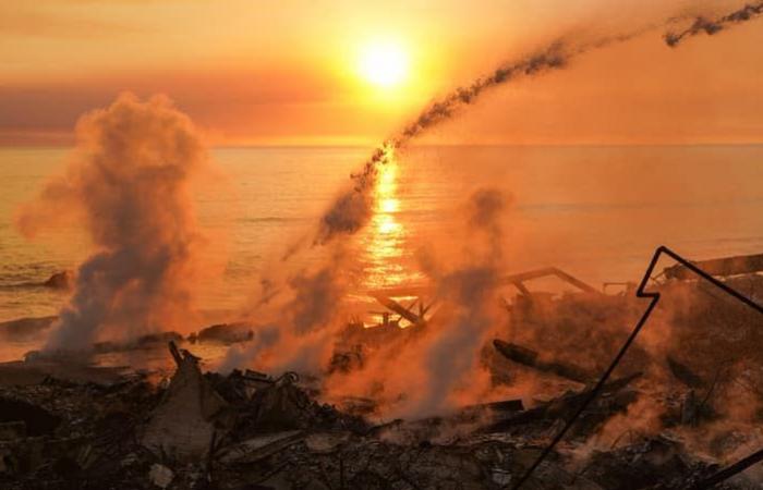 immagini della spiaggia di Malibu trasformata in un villaggio per i vigili del fuoco