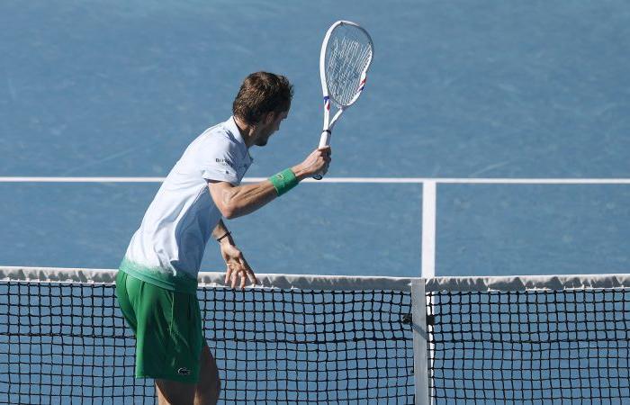 Daniil Medvedev distrugge la telecamera attaccata alla rete durante la dura vittoria dell’Australian Open