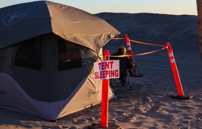 immagini della spiaggia di Malibu trasformata in un villaggio per i vigili del fuoco