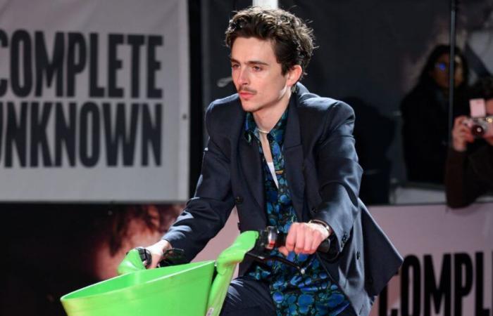 Timothée Chalamet arriva alla première di A Perfect Stranger… in bicicletta