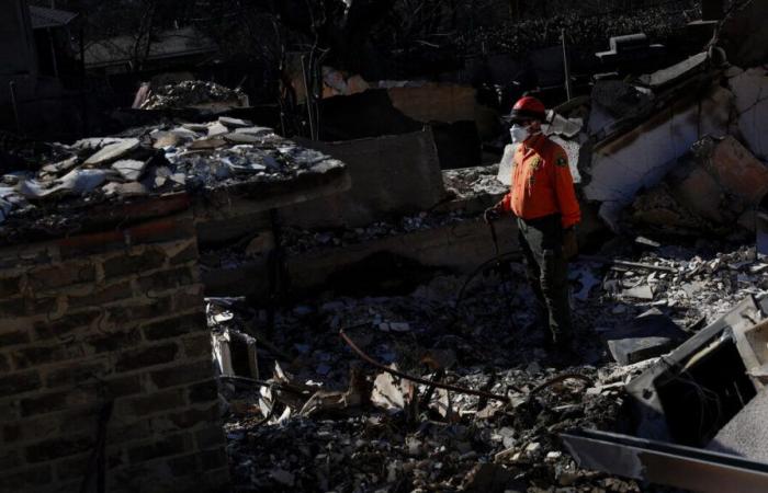 gli incendi a Los Angeles non danno ancora tregua, 25 morti tra le macerie