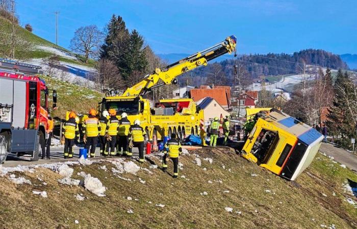 l’autopostale cade dal pendio – quattro feriti