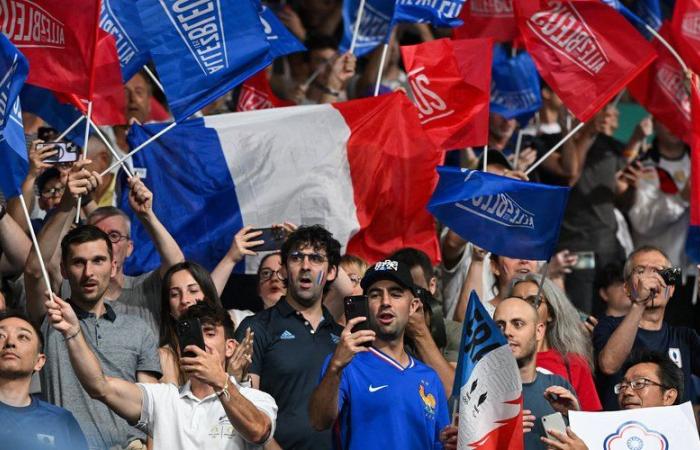 Troppo rumorosi, i tifosi francesi costringono giocatori e spettatori di un’altra partita a cambiare campo