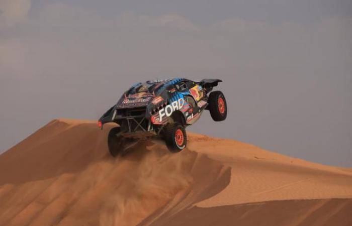 Henk Lategan riprende il comando della Dakar 2025, Nani Roma regala a Ford la prima vittoria nella 10a tappa