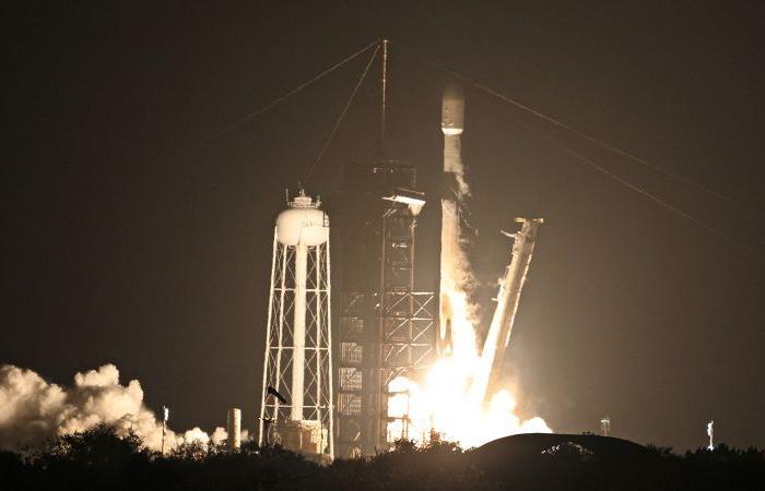 SpaceX lancia due missioni lunari su un razzo