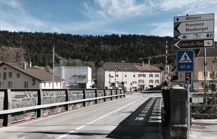 Attualità – Val-de-Travers – Chiusura temporanea del passaggio a livello di Halles à Couvet: dettagli e raccomandazioni