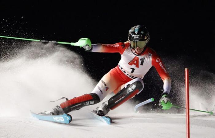 Camille Rast sorvola lo slalom notturno di Flachau