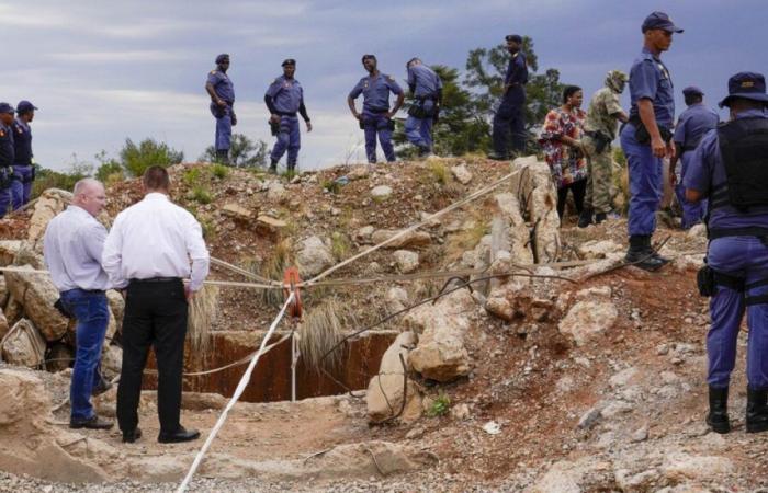 I soccorritori sudafricani trovano i sopravvissuti dopo il crollo di una miniera d’oro illegale