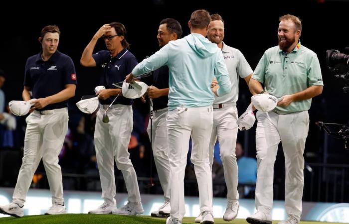 Tiger Woods sale sul palco di uno stravagante party di golf virtuale in Florida