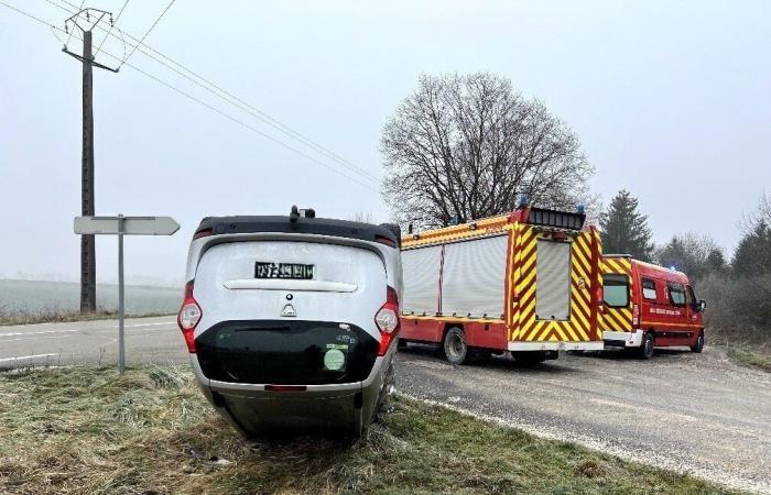 l’auto sul tetto dopo essere scivolata sul ghiaccio