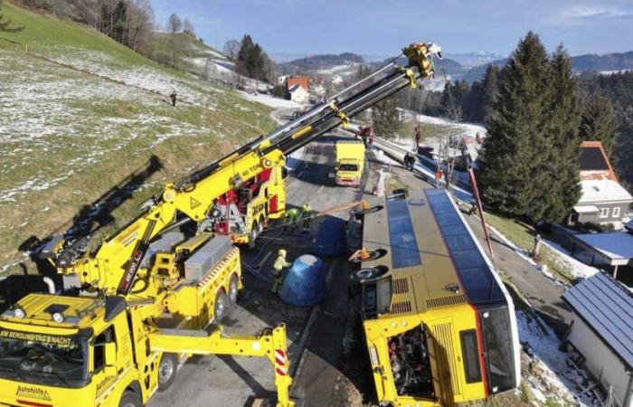 Diversi feriti e ingenti danni materiali in seguito ad un incidente con un autobus postale