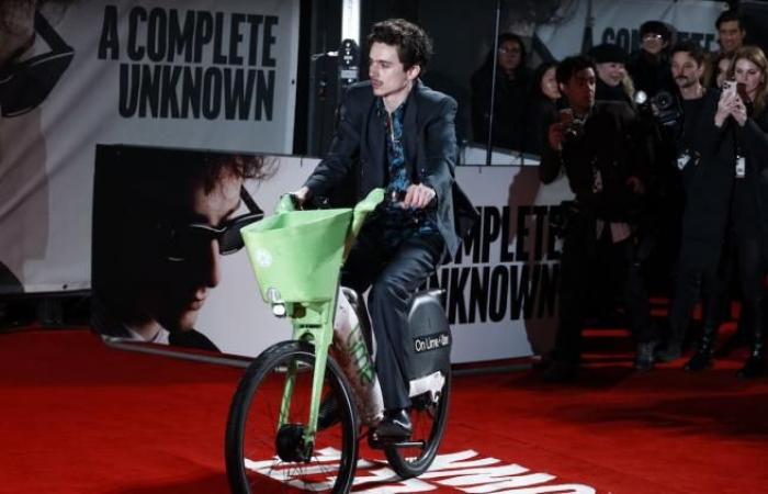 Timothée Chalamet va in bicicletta alla première di ‘A Complete Unknown’ a Londra