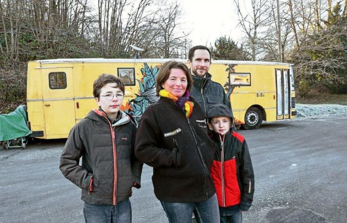 vendono la casa per fare un viaggio, il loro autobus convertito si rompe dopo 80 km [Vidéo]