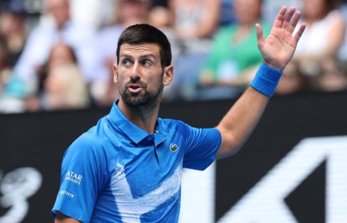 Novak Djokovic litiga con l’arbitro dopo che i riflettori hanno acceso la Rod Laver Arena, partita del secondo turno contro Jaime Faria