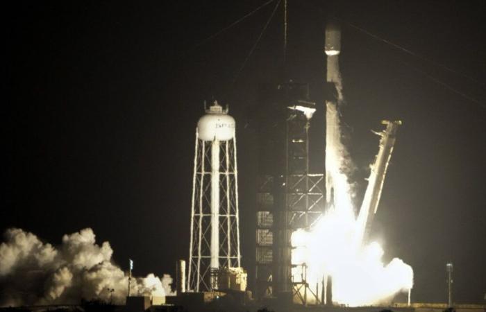 Decollo riuscito per un razzo SpaceX che trasporta sonde sulla Luna