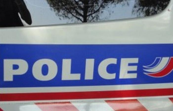 NÎMES Minaccia con una pistola diverse persone per strada di notte