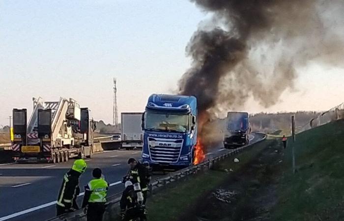 un camion prende fuoco sulla A6 in direzione provincia