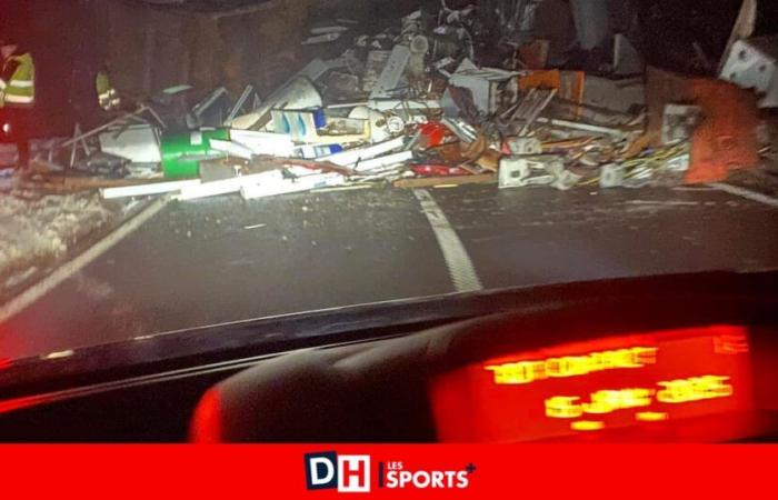 un camion rovesciato su un fianco, la strada di Bay Bonnet bloccata