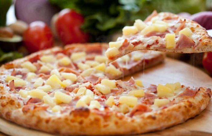 Il ristorante addebita $ 175 per l’aggiunta di ananas alla pizza