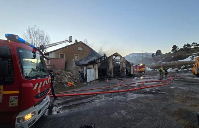 Terribile incendio nei Pirenei Orientali, le fiamme devastano un municipio e officine comunali