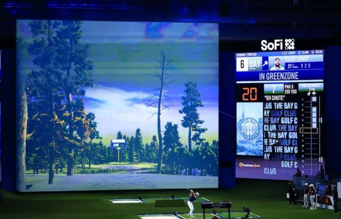 Tiger Woods sale sul palco di uno stravagante party di golf virtuale in Florida