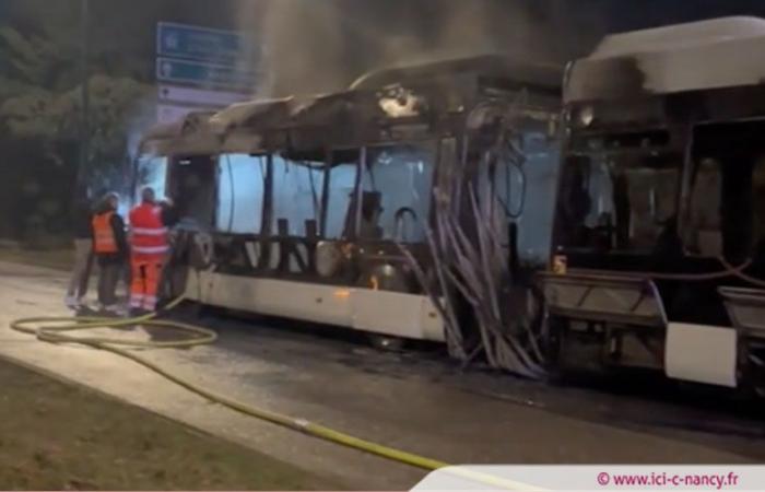 Vicino a Nancy, la cabina di un autobus della rete Stan prende fuoco: considerata la pista accidentale