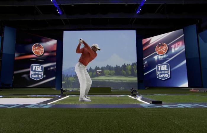 Tiger Woods sale sul palco di uno stravagante party di golf virtuale in Florida