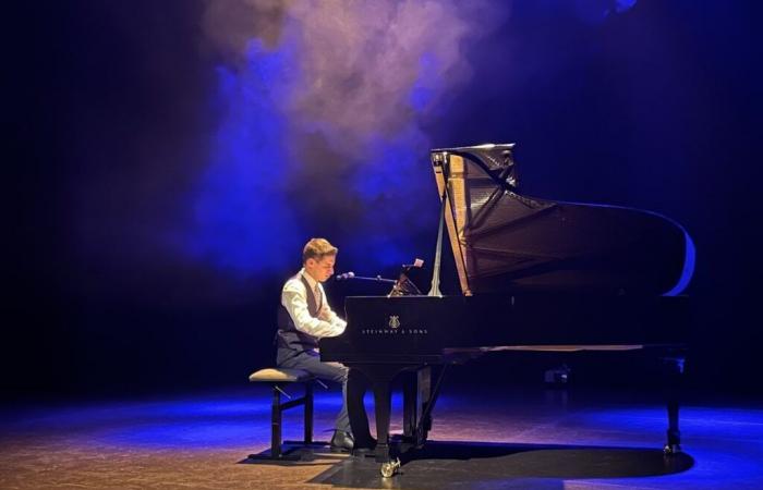 Noam Hanot, 17 anni, prodigio del pianoforte e fan di Schubert, si esibisce al Nouveau relax