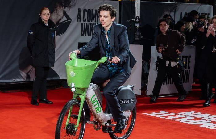 Timothée Chalamet afferma che andare in bicicletta alla première londinese di “A Complete Unknown” gli è costato una multa di 79 dollari