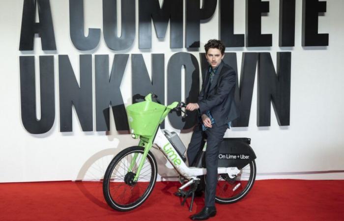 Timothée Chalamet “multato” per aver portato la bici di Lime alla première di Bob Dylan