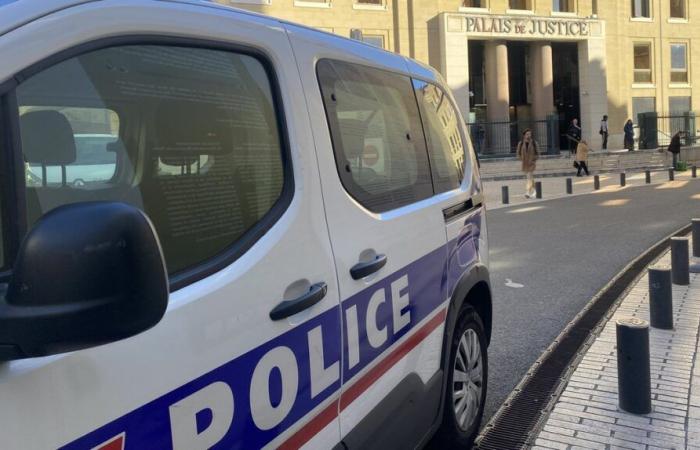 NÎMES Aiuta una giovane donna, lei lo colpisce con un coltello