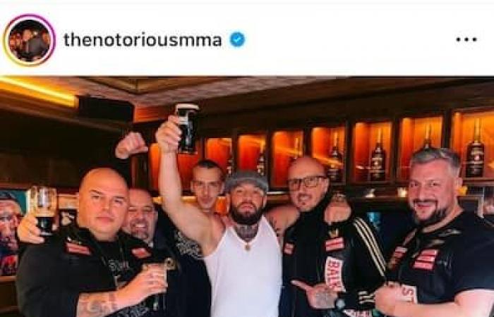 Il combattente di arti marziali Conor McGregor appare con i membri in regola degli Hells Angels, incluso almeno uno del capitolo del Quebec