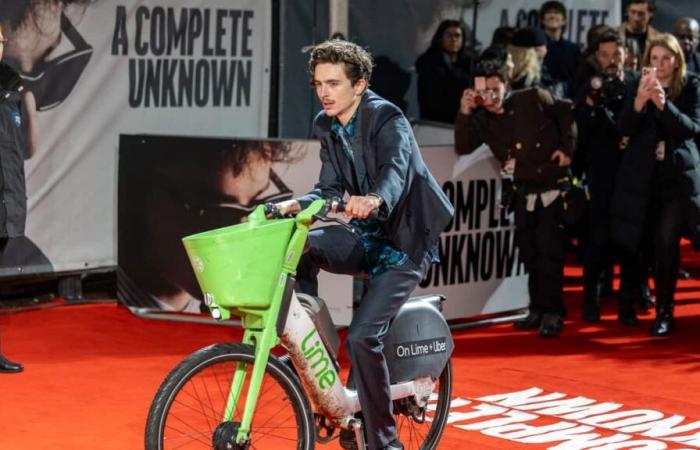 Timothée Chalamet riceve una multa di 114 dollari dopo aver guidato una bici elettrica su un tappeto rosso