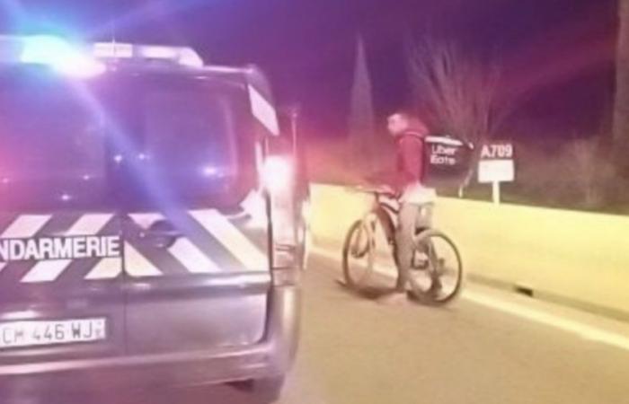 un fattorino di biciclette arrestato in autostrada dalla polizia