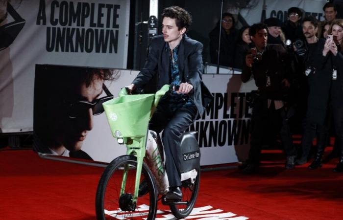 Timothée Chalamet arriva sul tappeto rosso su una bici elettrica self-service… e riceve una multa