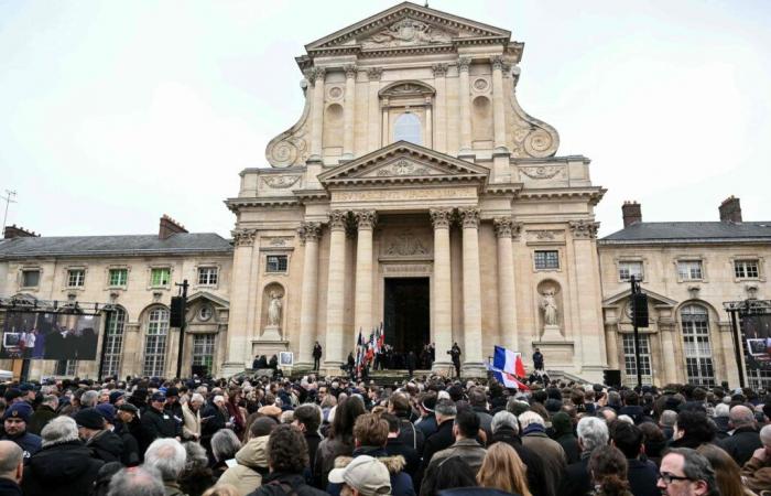 una cerimonia pubblica organizzata a Parigi