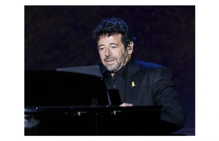 Patrick Bruel continua a sorridere nonostante la sua casa sia andata in fumo, il cantante ben circondato