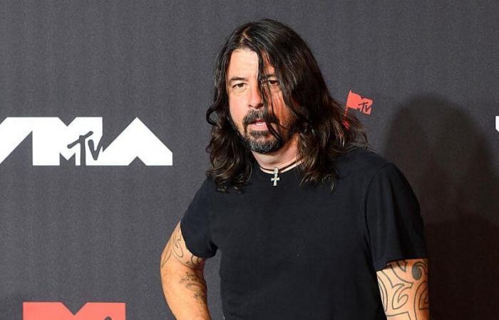 Dave Grohl è caritatevole nel giorno del suo 56esimo compleanno… Il principe William si gode una pinta con i suoi sostenitori a Birmingham…