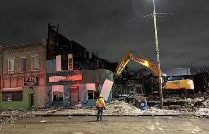 L’hotel vuoto di Main Street demolito dopo essere stato avvolto dalle fiamme