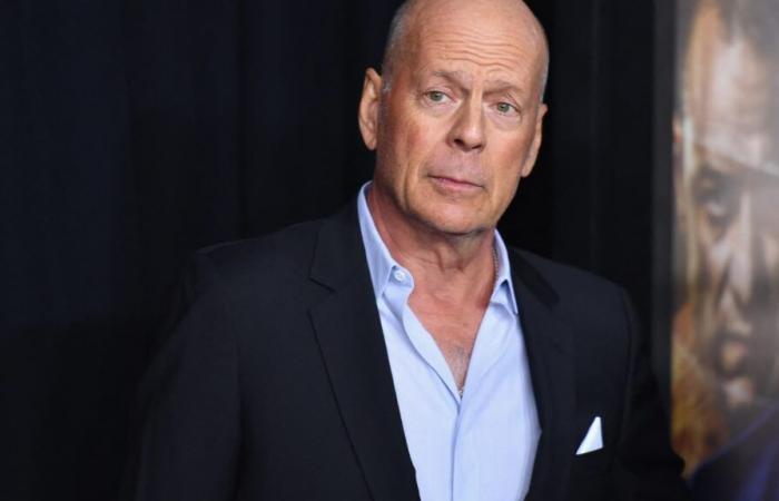 Bruce Willis ringrazia gli agenti di polizia, alla sua prima uscita da quando ha annunciato la sua malattia