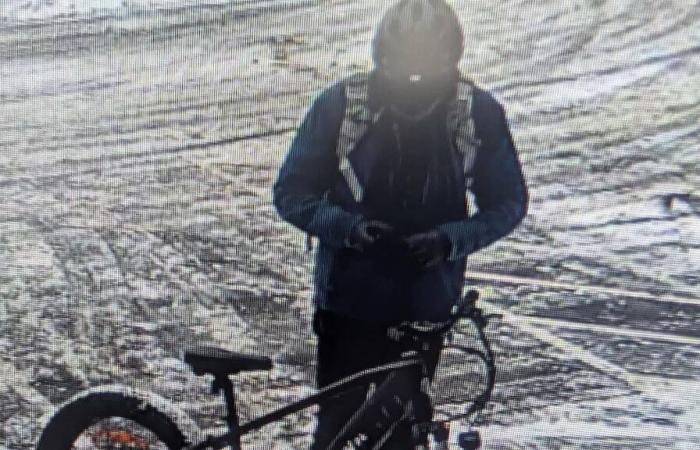 un uomo su una fatbike ricercato dalla SQ