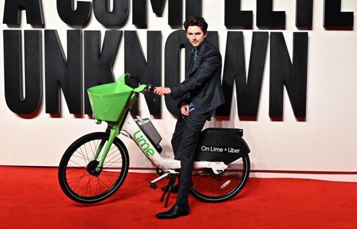 Timothée Chalamet multato per essere arrivato alla première in bicicletta