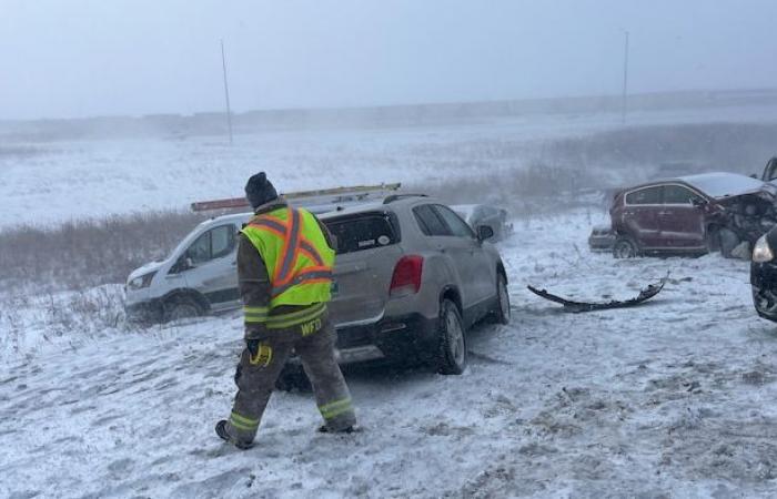 Una bufera di neve provoca lo schianto di centinaia di veicoli nel sud di Manitoba