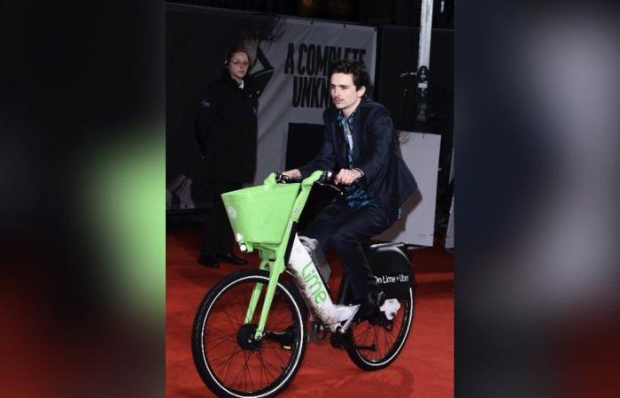 l’attore Timothé Chalamet arriva sul tappeto rosso in sella a una bici elettrica e riceve una multa