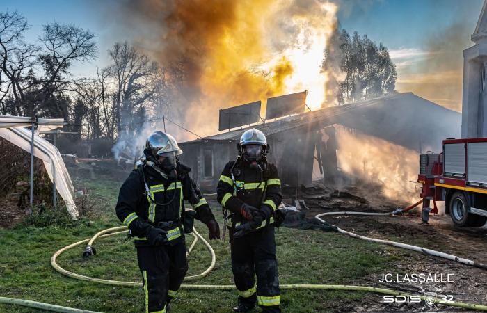 Un edificio agricolo in fiamme a Monclar-d’Armagnac