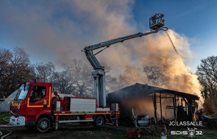 Un edificio agricolo in fiamme a Monclar-d’Armagnac